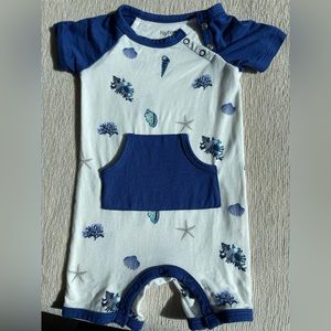 Kyte baby short sleeve button romper. Shell pattern. 6-12 months.